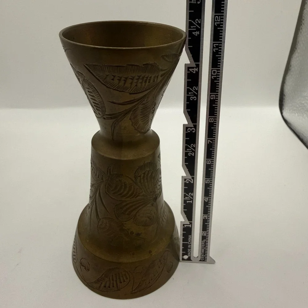 The Unbranded Brand vintage hand